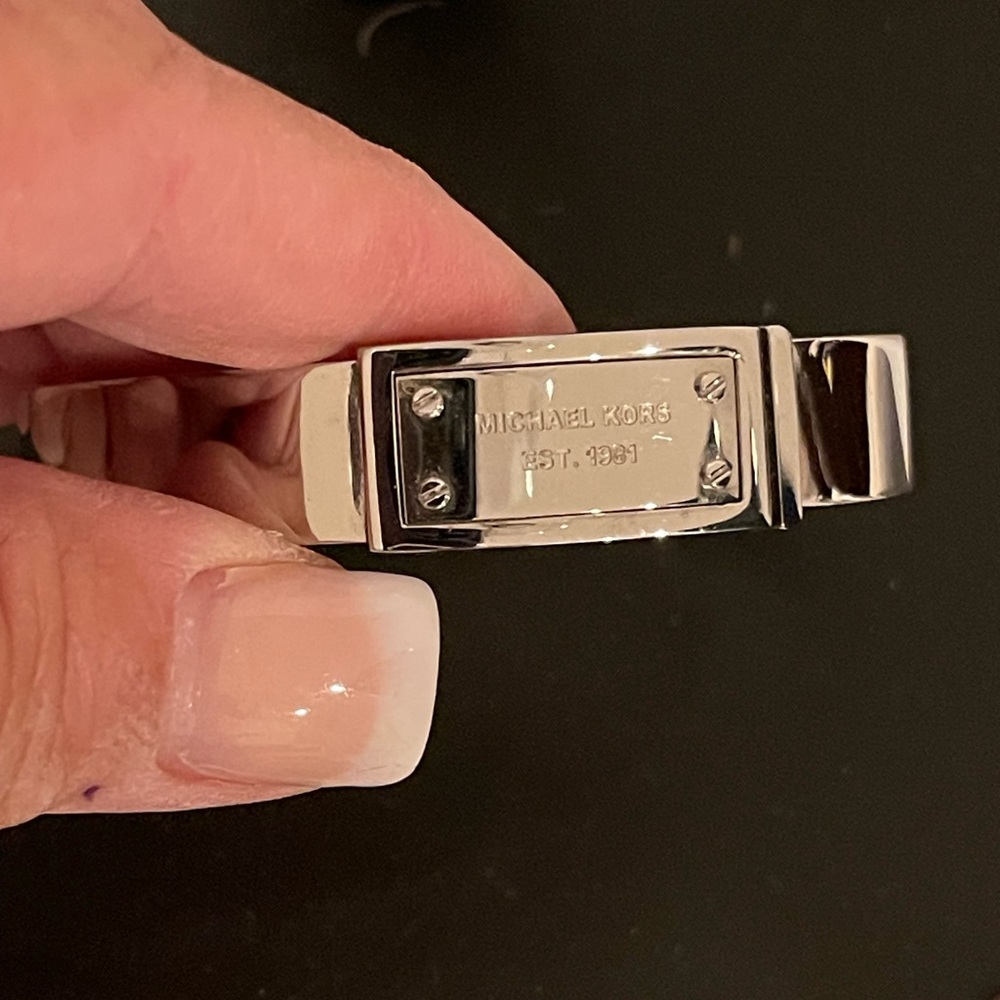 MK hinged snap closure silver bracket